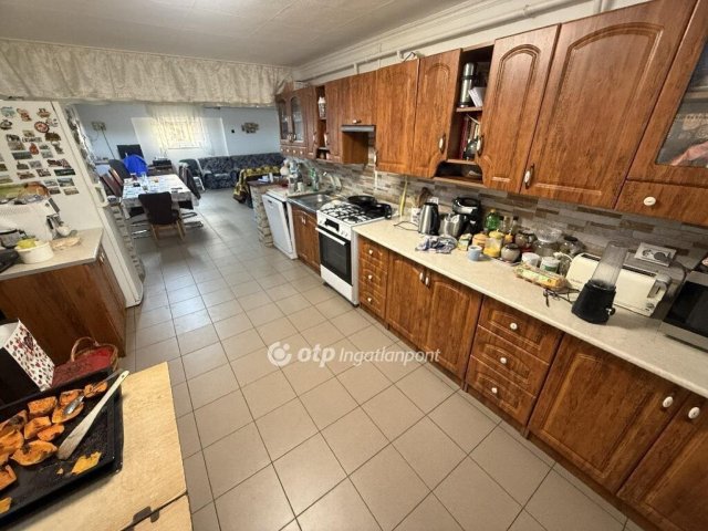Eladó családi ház, Tiszakécskén 70 M Ft, 6 szobás