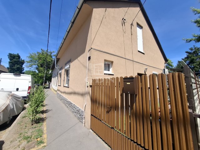 Eladó családi ház, Budapesten, XV. kerületben 62 M Ft
