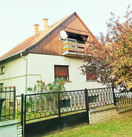 Eladó nyaraló, Balatonfűzfőn 85.9 M Ft, 5 szobás