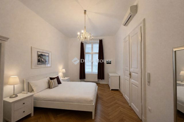 Eladó téglalakás, Budapesten, VI. kerületben 118 M Ft, 2 szobás