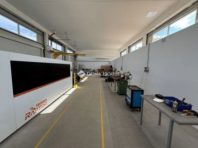 Eladó ipari ingatlan, Komáromban 411.7 M Ft / költözzbe.hu