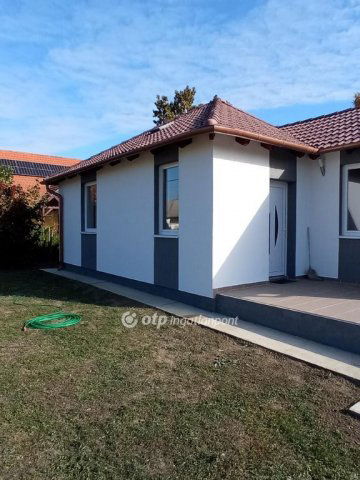 Eladó nyaraló, Abádszalókban 40 M Ft, 2 szobás