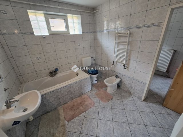 Eladó családi ház, Székesfehérvárott 299.991 M Ft, 9 szobás