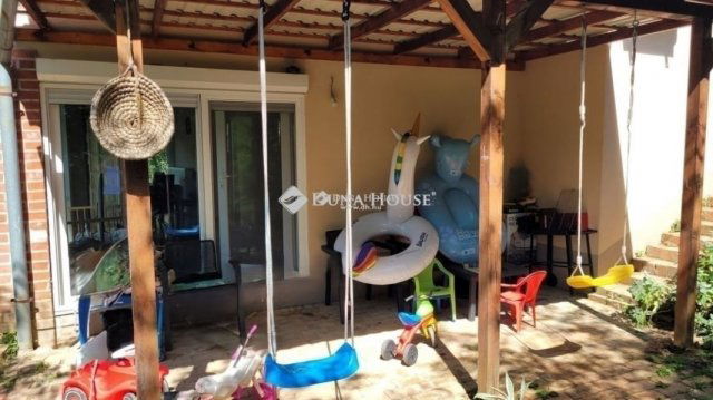 Eladó családi ház, Pécsett 70.9 M Ft, 4 szobás