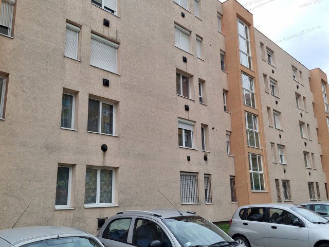 Eladó téglalakás, Szolnokon 35.9 M Ft, 2 szobás