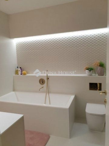 Eladó családi ház, Kecskeméten 379 M Ft, 10 szobás