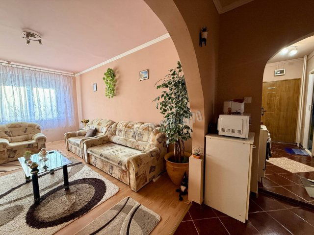 Eladó panellakás, Oroszlányban 36.4 M Ft, 2+1 szobás