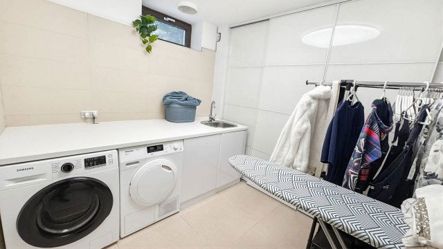 Eladó családi ház, Szentendrén 395.9 M Ft, 6+1 szobás