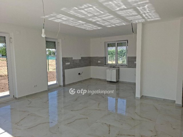 Eladó családi ház, Kulcson 85 M Ft, 4 szobás