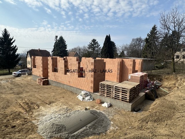 Eladó családi ház, Erdőkertesen 104.89 M Ft, 5 szobás