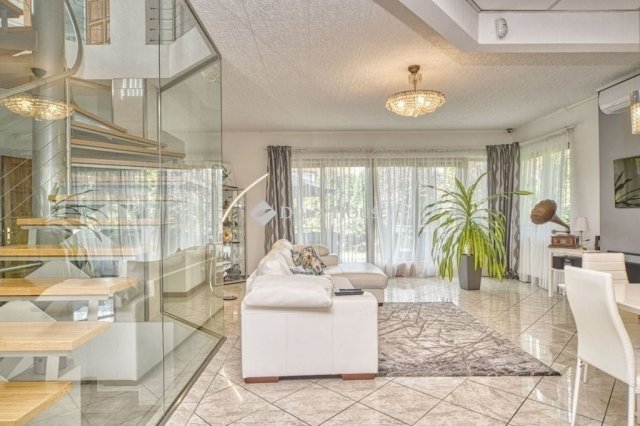 Eladó családi ház, Törökbálinton 365 M Ft, 9 szobás