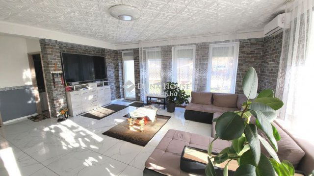 Eladó családi ház, Baracskán 127 M Ft, 8 szobás