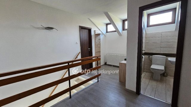 Eladó családi ház, Balatonföldváron 188 M Ft, 6+1 szobás