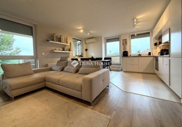 Eladó téglalakás, Dunakeszin 134 M Ft, 4 szobás