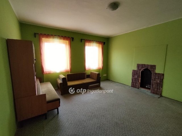 Eladó téglalakás, Ajkán 26.5 M Ft, 1 szobás