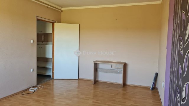 Eladó panellakás, Pécsett 41 M Ft, 3 szobás