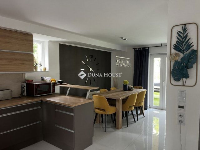 Eladó családi ház, Balatonalmádiban 252 M Ft, 5 szobás