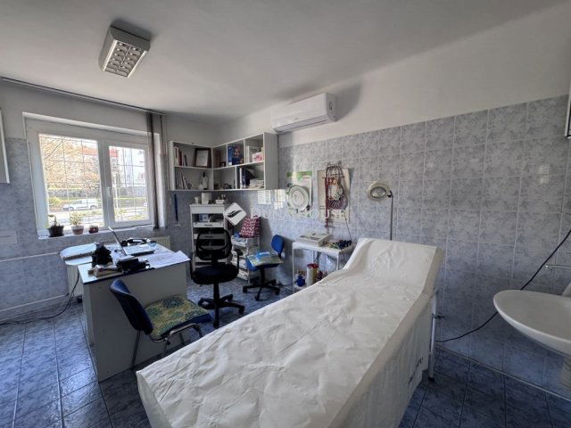 Eladó üzlethelyiség, Komlón 49.9 M Ft, 3 szobás