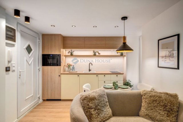 Eladó téglalakás, Budapesten, VI. kerületben 58.9 M Ft, 2 szobás