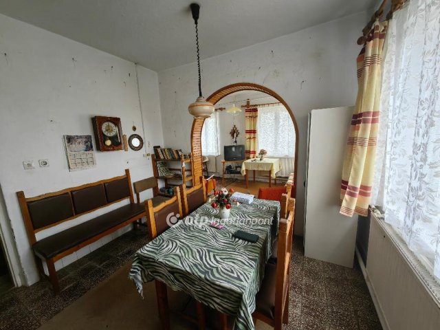 Eladó családi ház, Kisújszálláson 20.5 M Ft, 2 szobás
