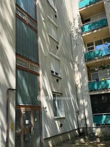 Eladó téglalakás, Tiszafüreden 33 M Ft, 2 szobás