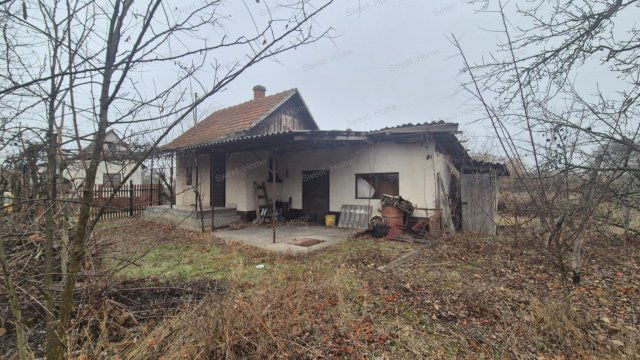 Eladó családi ház, Csemőn 5.8 M Ft, 1 szobás