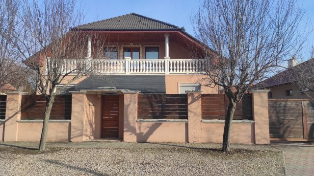 Eladó családi ház, Cegléden 124 M Ft, 7 szobás