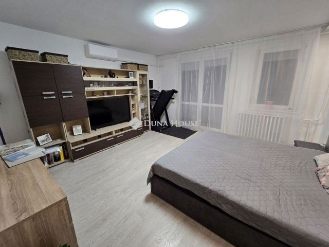 Eladó panellakás, Veszprémben 63.9 M Ft, 3 szobás