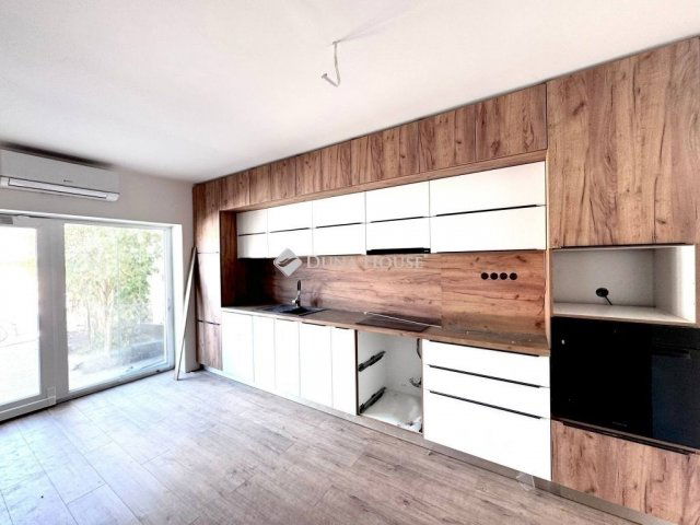 Eladó téglalakás, Pécsett 98.5 M Ft, 4 szobás