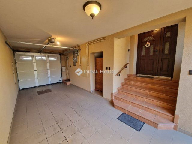 Eladó téglalakás, Baján 95 M Ft, 6 szobás