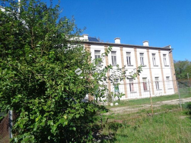 Eladó családi ház, Ercsiben 350 M Ft, 2 szobás