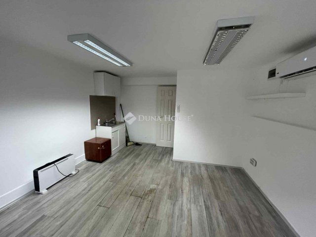 Eladó üzlethelyiség, Szegeden, Faragó utcában 15.2 M Ft