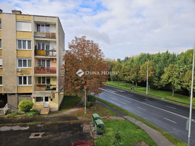 Eladó panellakás, Tatán 45 M Ft, 2 szobás / költözzbe.hu
