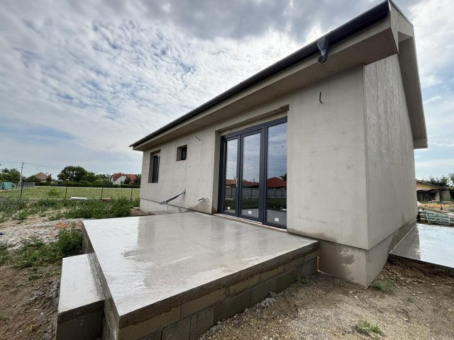 Eladó családi ház, Cegléden 56.49 M Ft, 3 szobás