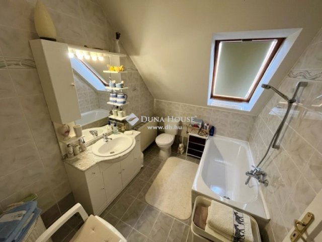 Eladó családi ház, Balatonalmádiban 229.9 M Ft, 6 szobás