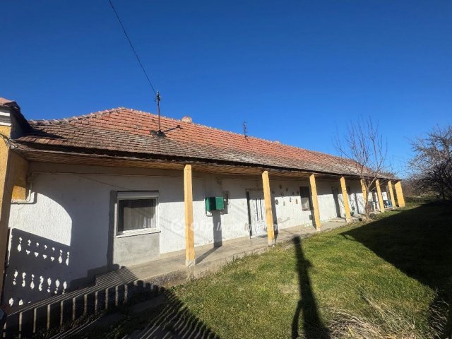 Eladó családi ház, Pázmándon 39.99 M Ft, 2+1 szobás