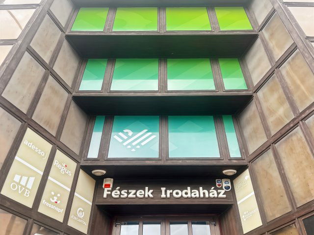 Kiadó iroda, Pécsett, Rákóczi úton 30 E Ft / hó