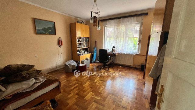 Eladó családi ház, Pápán 37.9 M Ft, 2 szobás