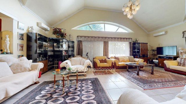 Eladó családi ház, Halmajon 102.82 M Ft, 6 szobás