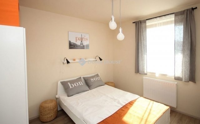 Eladó téglalakás, Pécsett 64 M Ft, 2 szobás