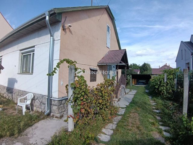 Eladó családi ház, Esztergomban, Honvédtemető utcában 51.9 M Ft