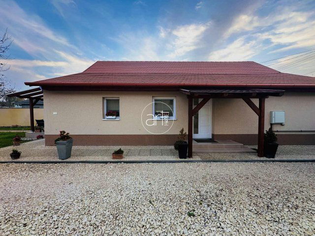 Eladó családi ház, Sándorfalván 79.9 M Ft, 2+1 szobás