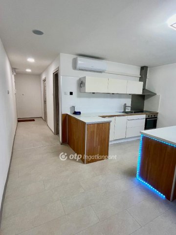 Eladó téglalakás, Komlón 35.4 M Ft, 2 szobás