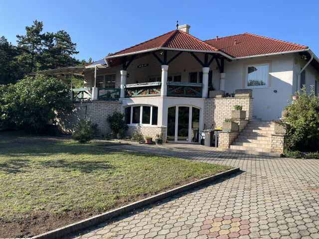 Eladó családi ház, Vonyarcvashegyen 249.9 M Ft, 8 szobás