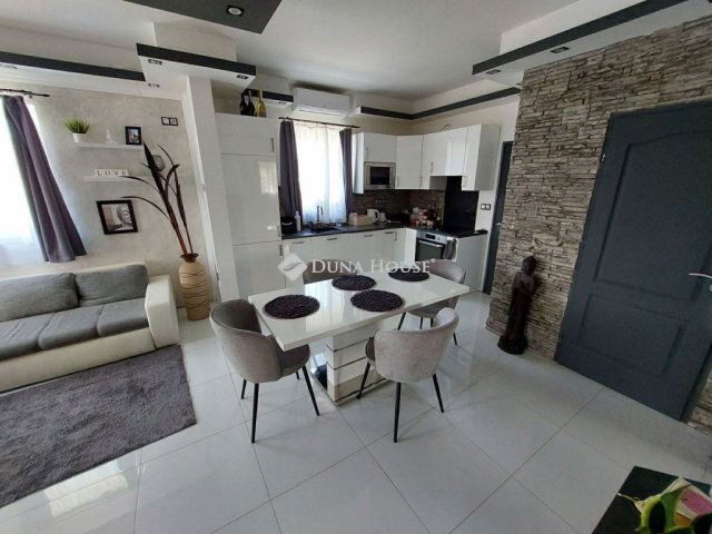 Eladó családi ház, Székesfehérvárott 119.9 M Ft, 5 szobás