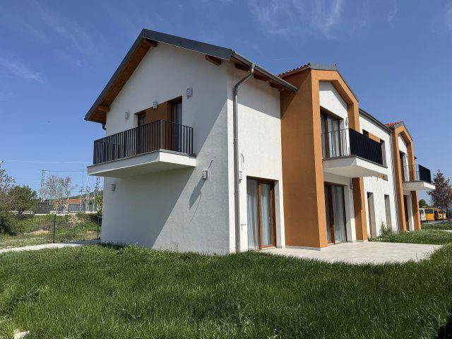 Eladó ikerház, Balatonfüreden 150 M Ft, 5 szobás