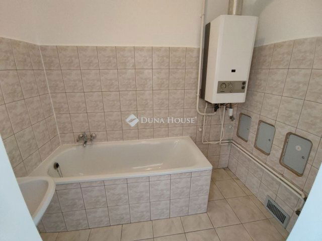 Eladó téglalakás, Kápolnásnyéken 97 M Ft, 3 szobás