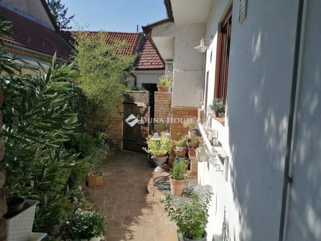 Eladó családi ház, Pécsett 96.5 M Ft, 2 szobás