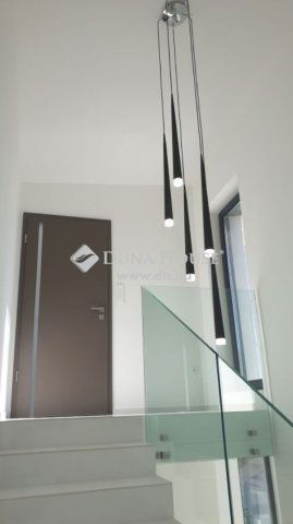 Eladó családi ház, Szentendrén 349.9 M Ft, 5 szobás