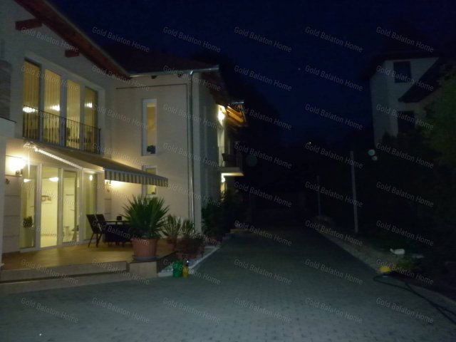 Eladó családi ház, Hévízen 299 M Ft, 5 szobás